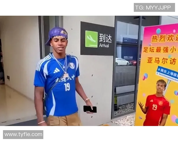 中国足球明星亲自出门签名视频记录球迷热情瞬间