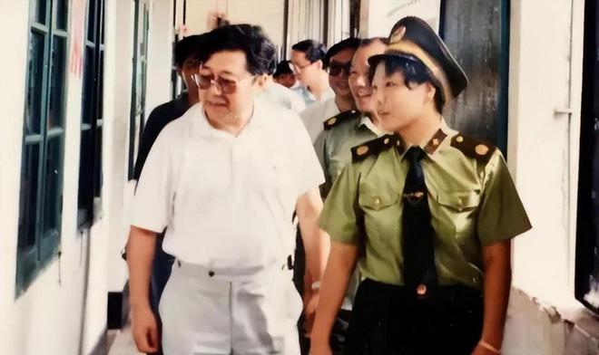 爱游戏官网他曾任上海副市长85年代替刘复之的职务后出任海南省一把手(图10)